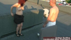 Sex auf der Dachterrasse mit einer natürlichen Frau