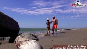 Sex am Strand mit junger Frau mit kleinen Titten