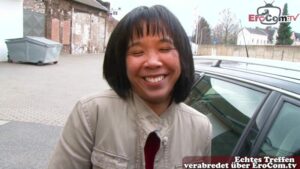 Deutsch Asiatische Frau masturbiert beim Casting