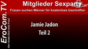 Teen in weißen overknee Stiefeln beim Gangbang