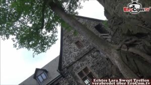 Touristen ficken an einer alten Burg im Freien