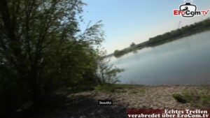 Fette schwarzhaarige Frau beim POV Sextreffen am See