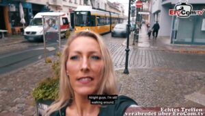 Zwei Blondinen haben ein Sextreffen mit Lesbenspielen