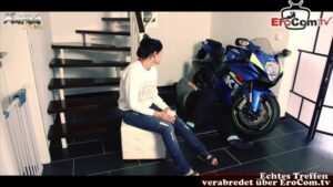 Sex in der Garage mit einem geilen Motorrad Babe