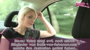 Blondine reitet den Schwanz des Mannes anal