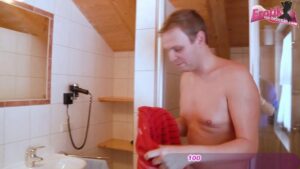 Flittchen mit kleinen Titten hat Sex im Badezimmer