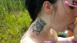 Outdoor Blowjob von einer schwarzhaarigen Amateurin