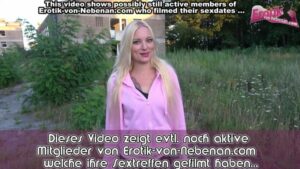 Schlanke blonde Amateurin beim Blind Date draußen